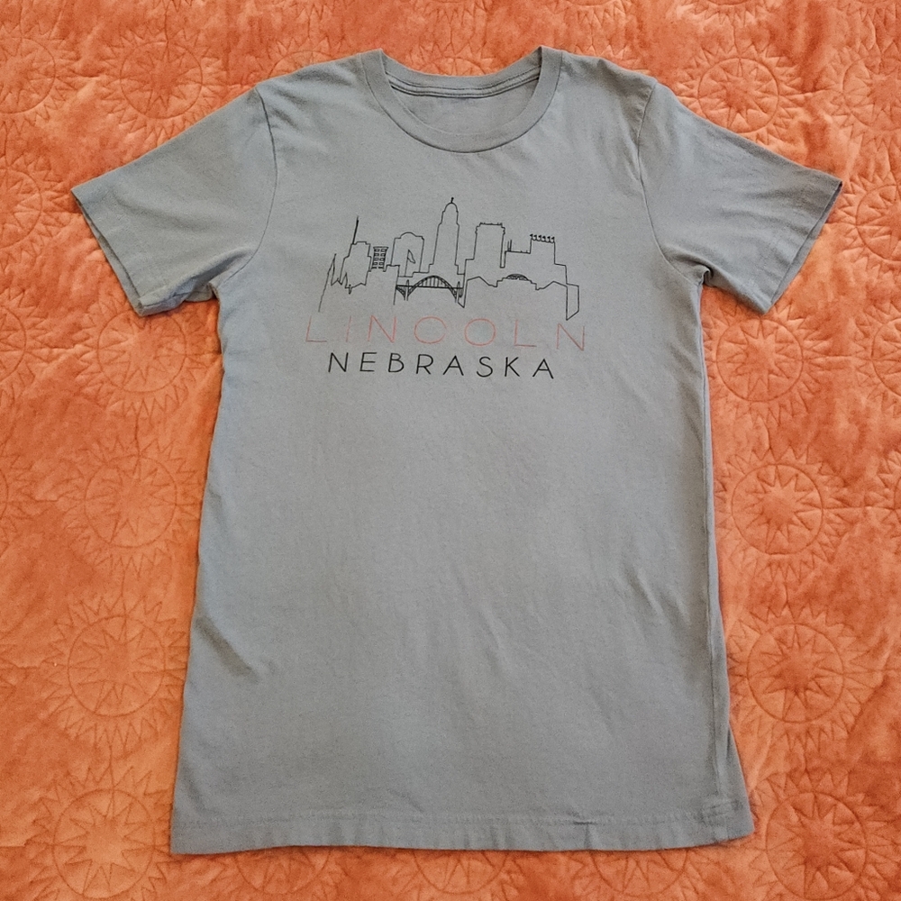 Lincoln, Nebraska Skyline T-shirt sz XS/S slim long fit Gray city hometown tee